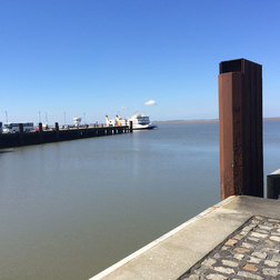 Fähre läuft im Dagebüller Hafen ein