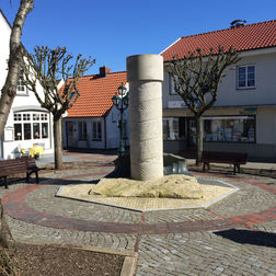 Säule beim Rosenbeet in Wyk